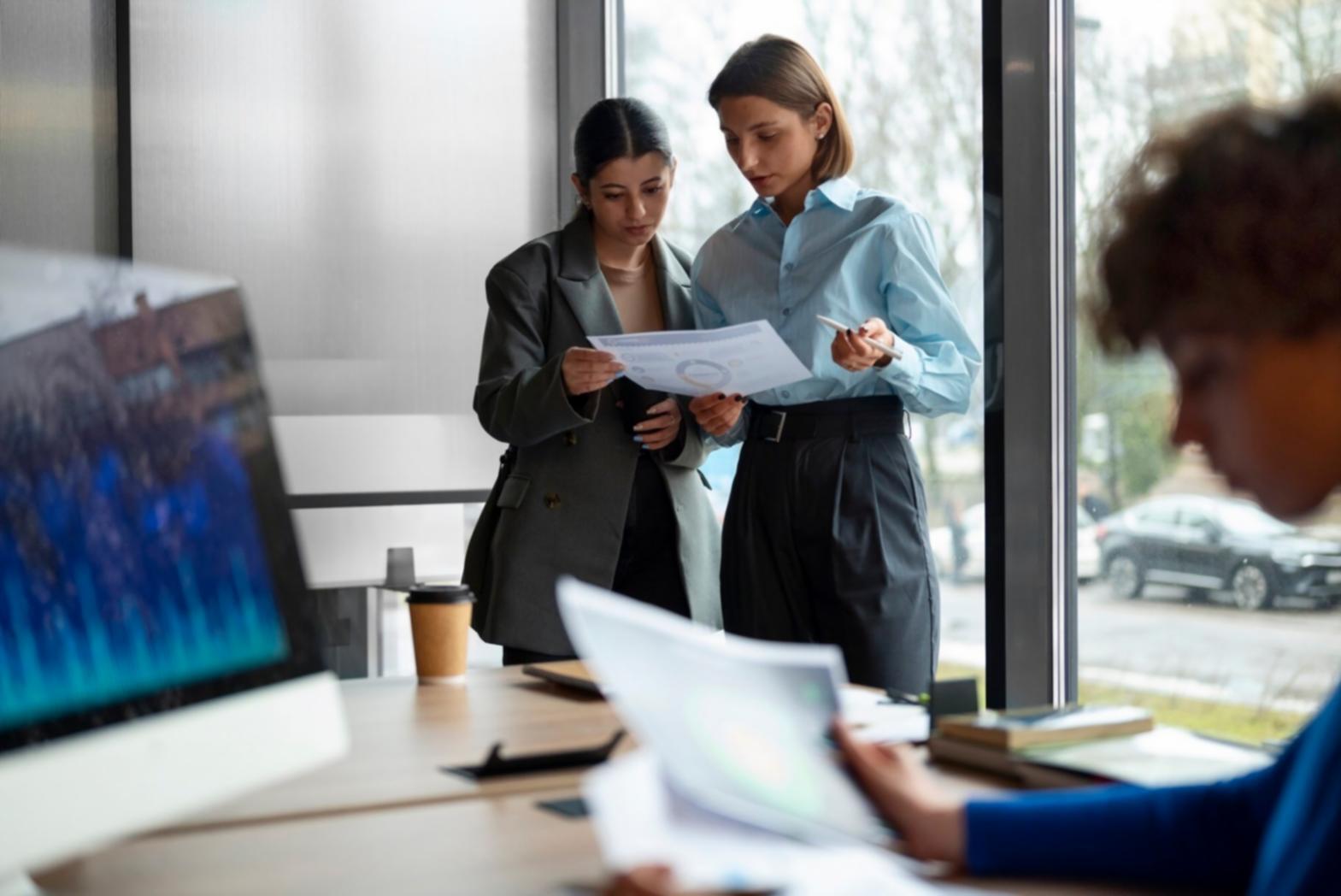 Team bei der Entwicklung von Finanzbildungsinhalten